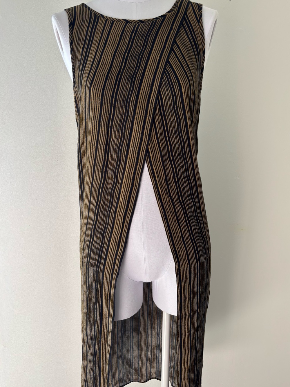 Sleeveless Black and Gold Striped Split-Front Short to Long Crop Top